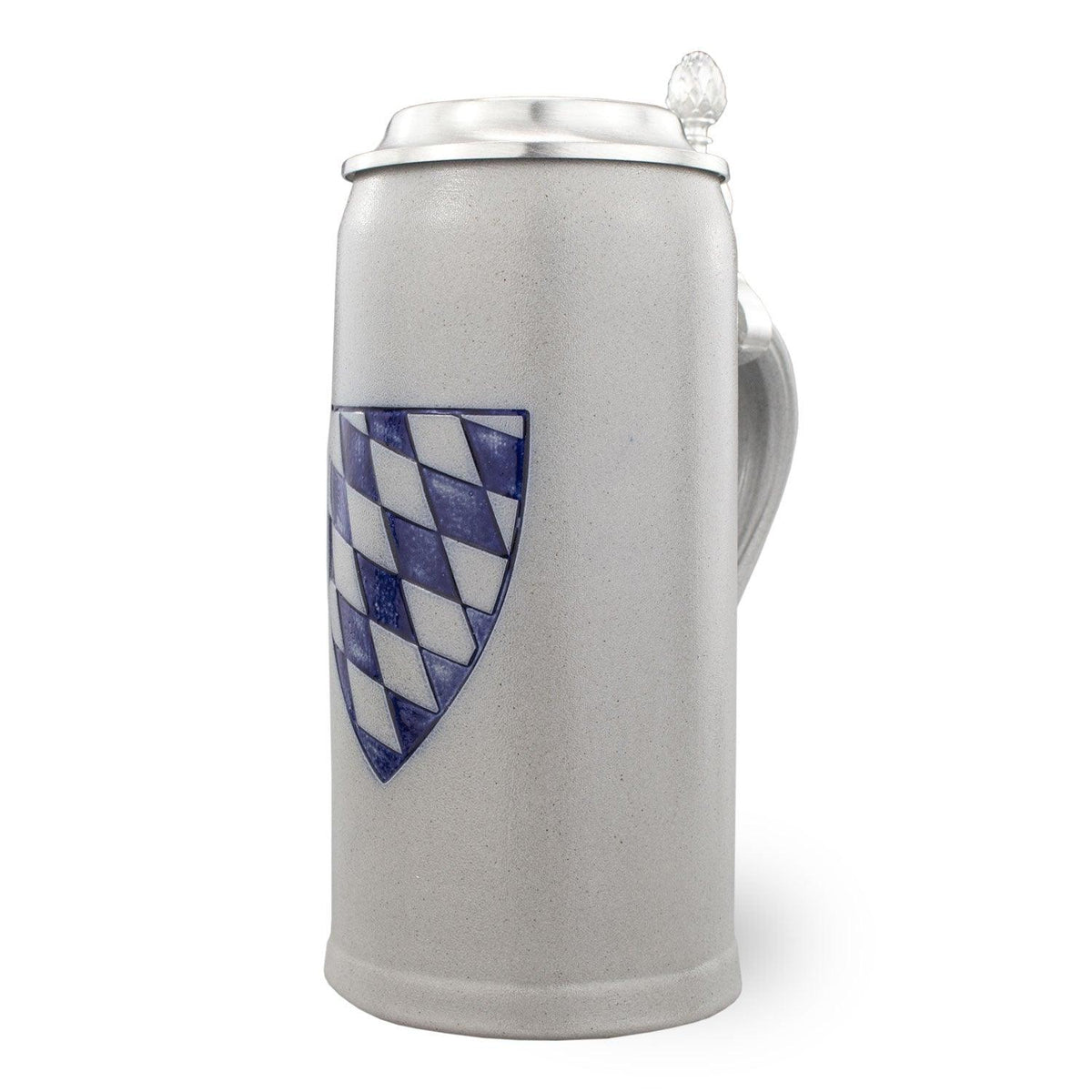 Grauer Keramik-Bierkrug mit blau-weißem Rautenwappen Bayerns und Zinn-Klappdeckel.
