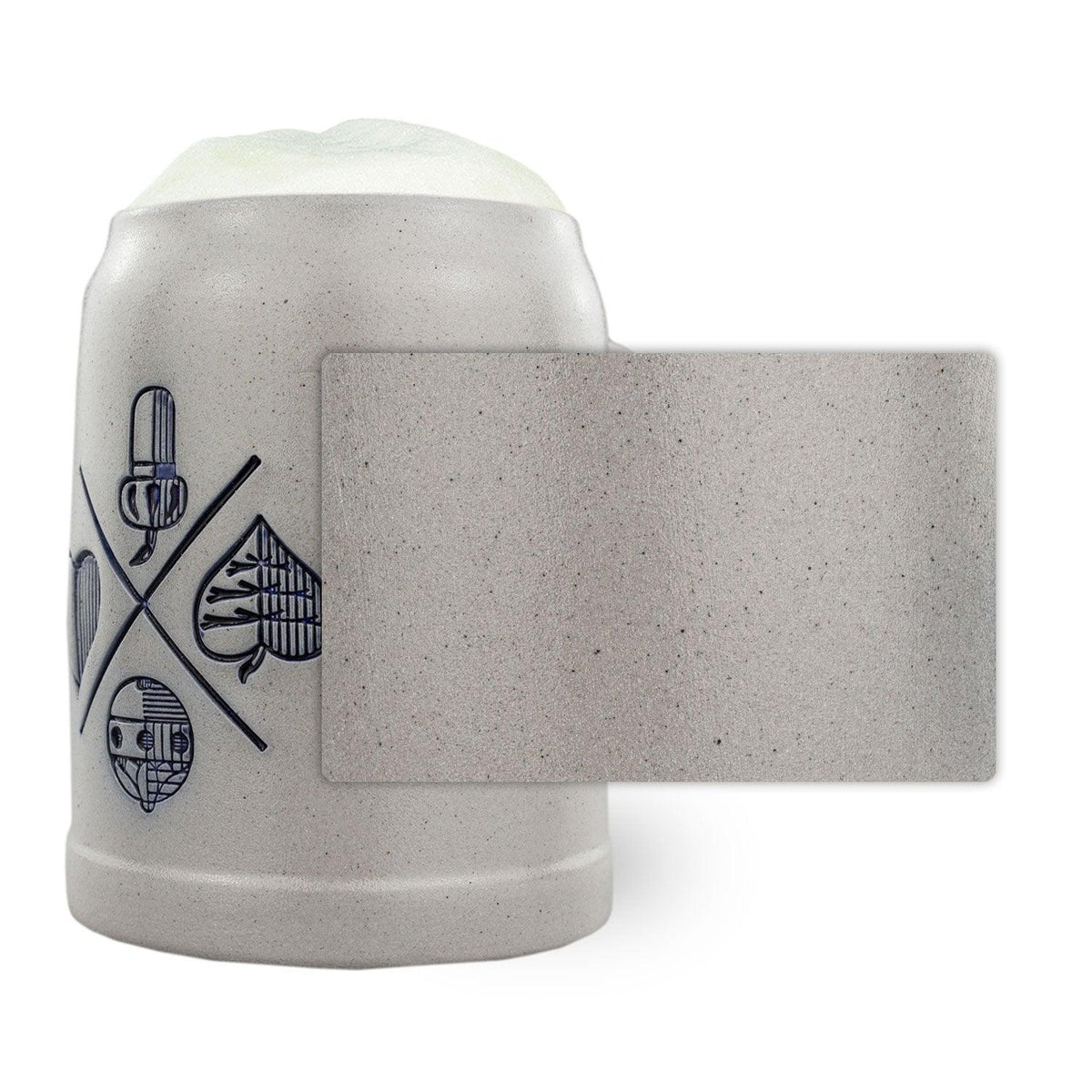 PREMIUM Bierkrug Bayrisch Blatt aus Keramik mit traditionellen Motiven, gefüllt mit Schaum, weißer Hintergrund.