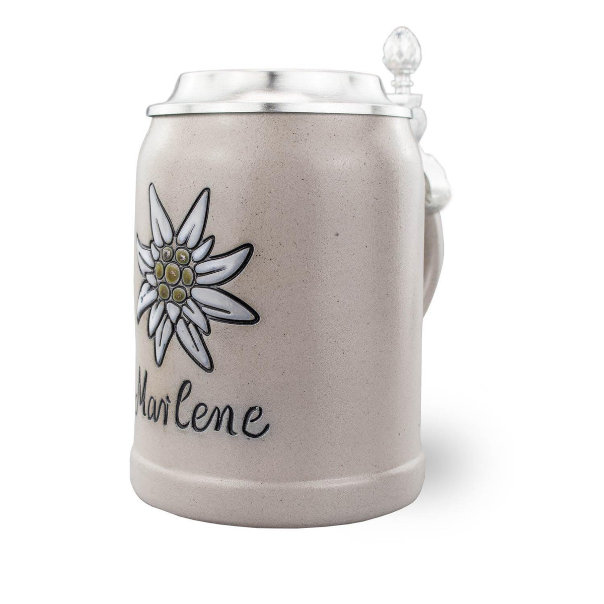 Grau-beiger PREMIUM Bierkrug Edelweiß mit detaillierter Blumenprägung, Zinndeckel und Gravur "Marlene".