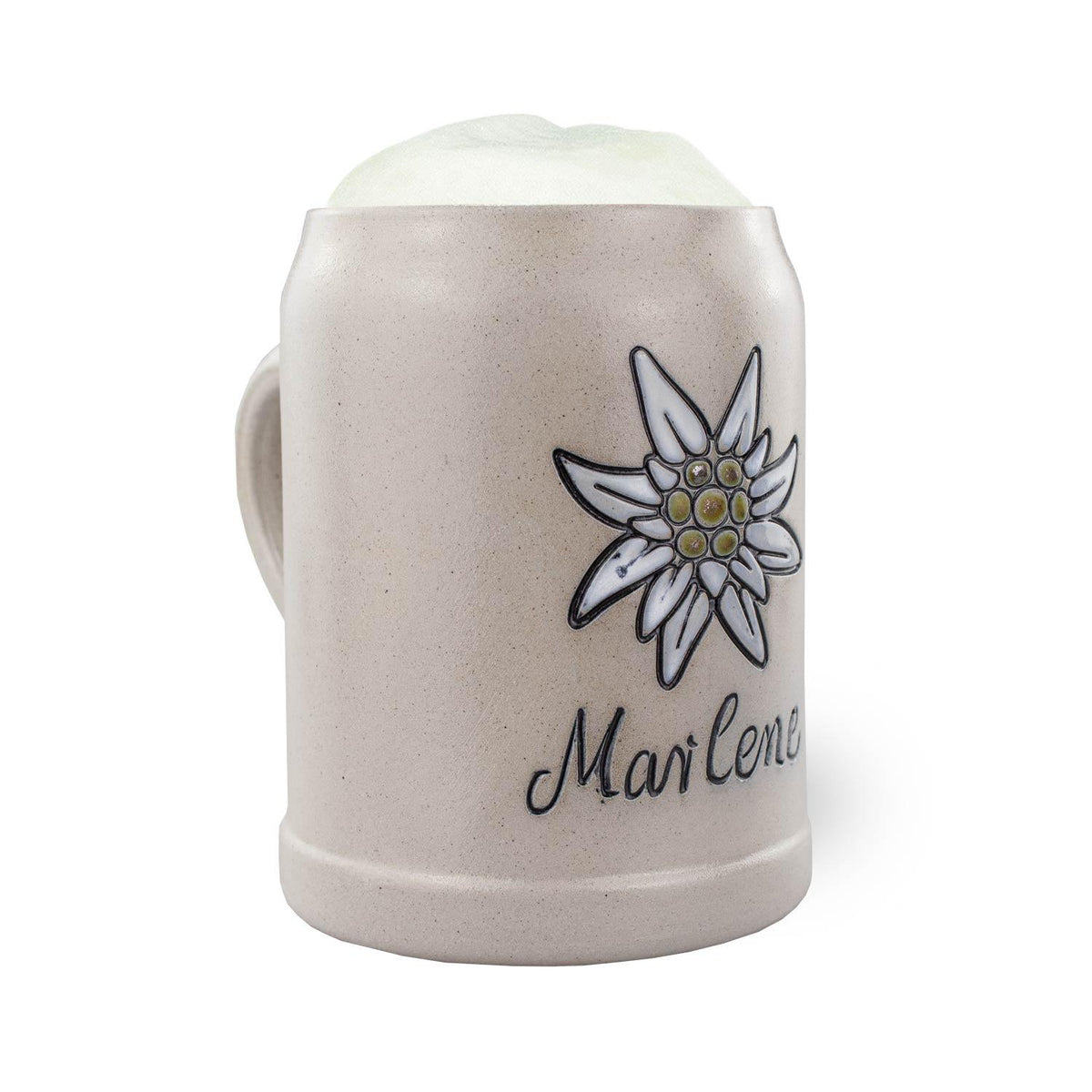 PREMIUM Bierkrug Edelweiß, aus hellem Steingut mit detailliertem Edelweiß-Motiv und Name Marlene, gefüllt mit Schaum.