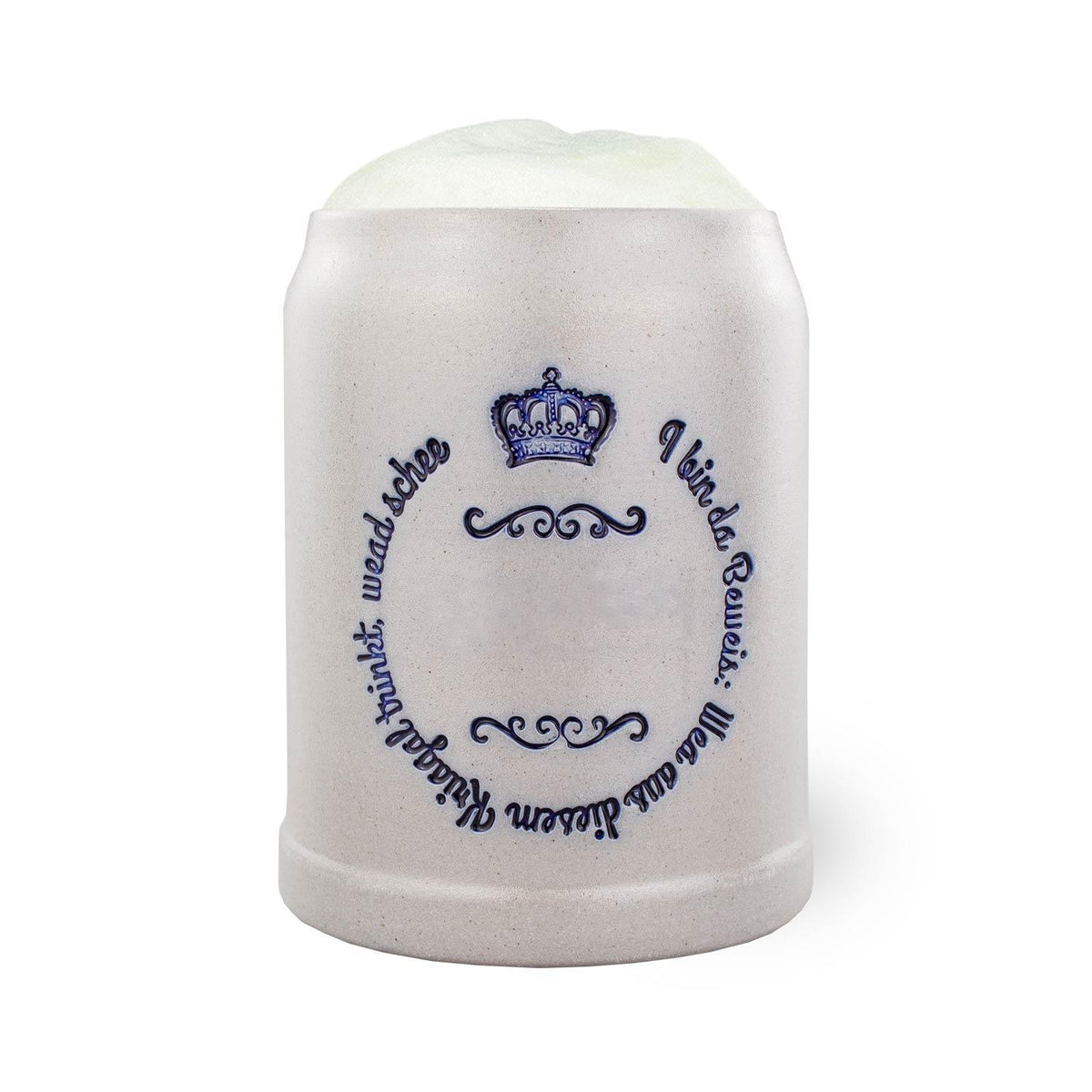Krug aus Steingut mit blauem Königskronen-Emblem und weißer Schrift, gefüllt mit Bierschaum.