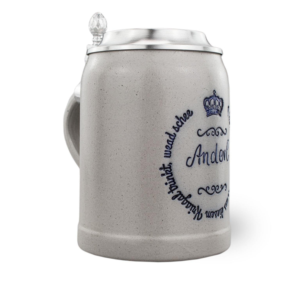 Keramikkrug mit grau-beiger Granit-Optik, verziert mit blauer Krone und Schriftzug, sowie Zinnklappdeckel.
