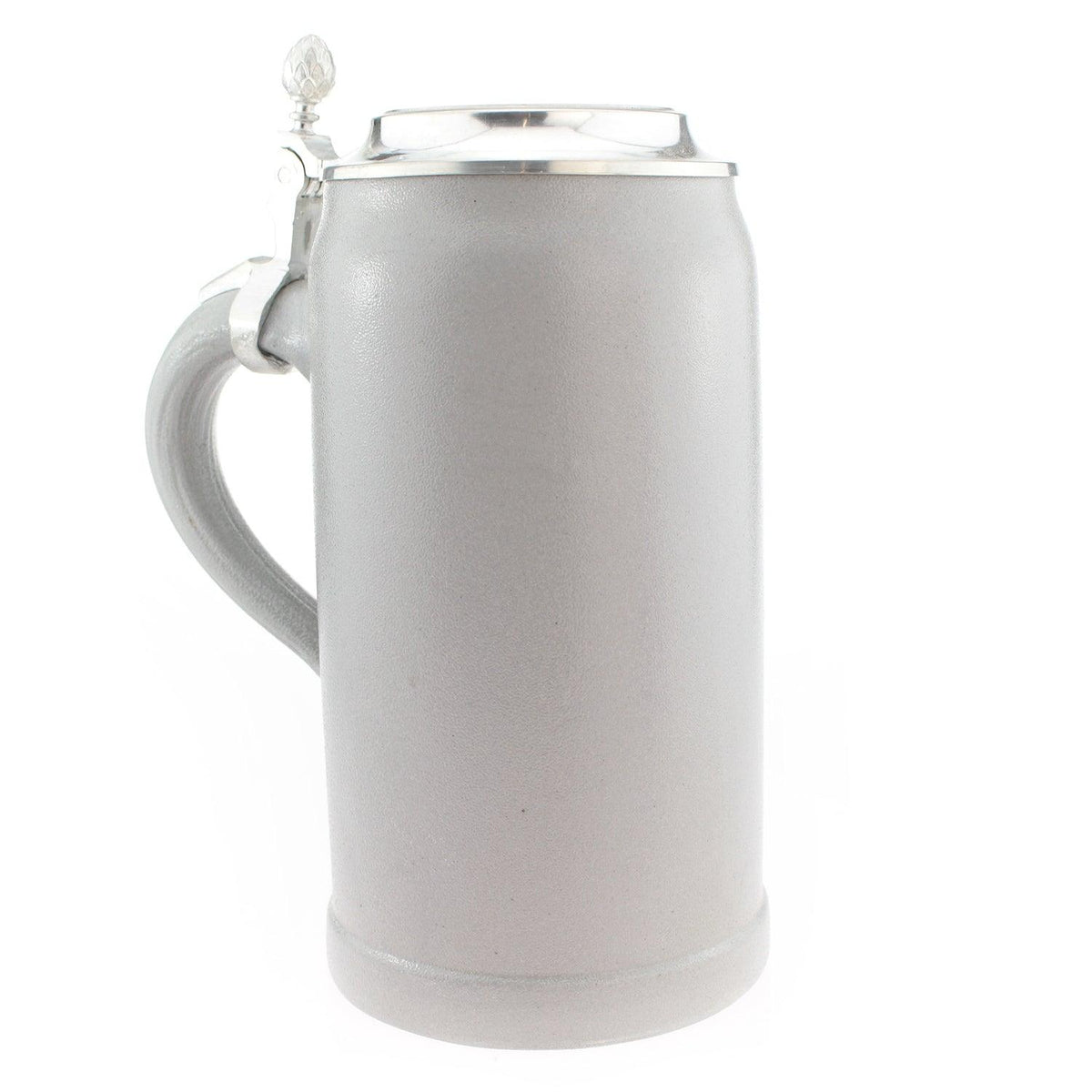 Schlichter grauer Keramik-Bierkrug mit glattem Zinndeckel und dezentem Zapfen-Ornament.