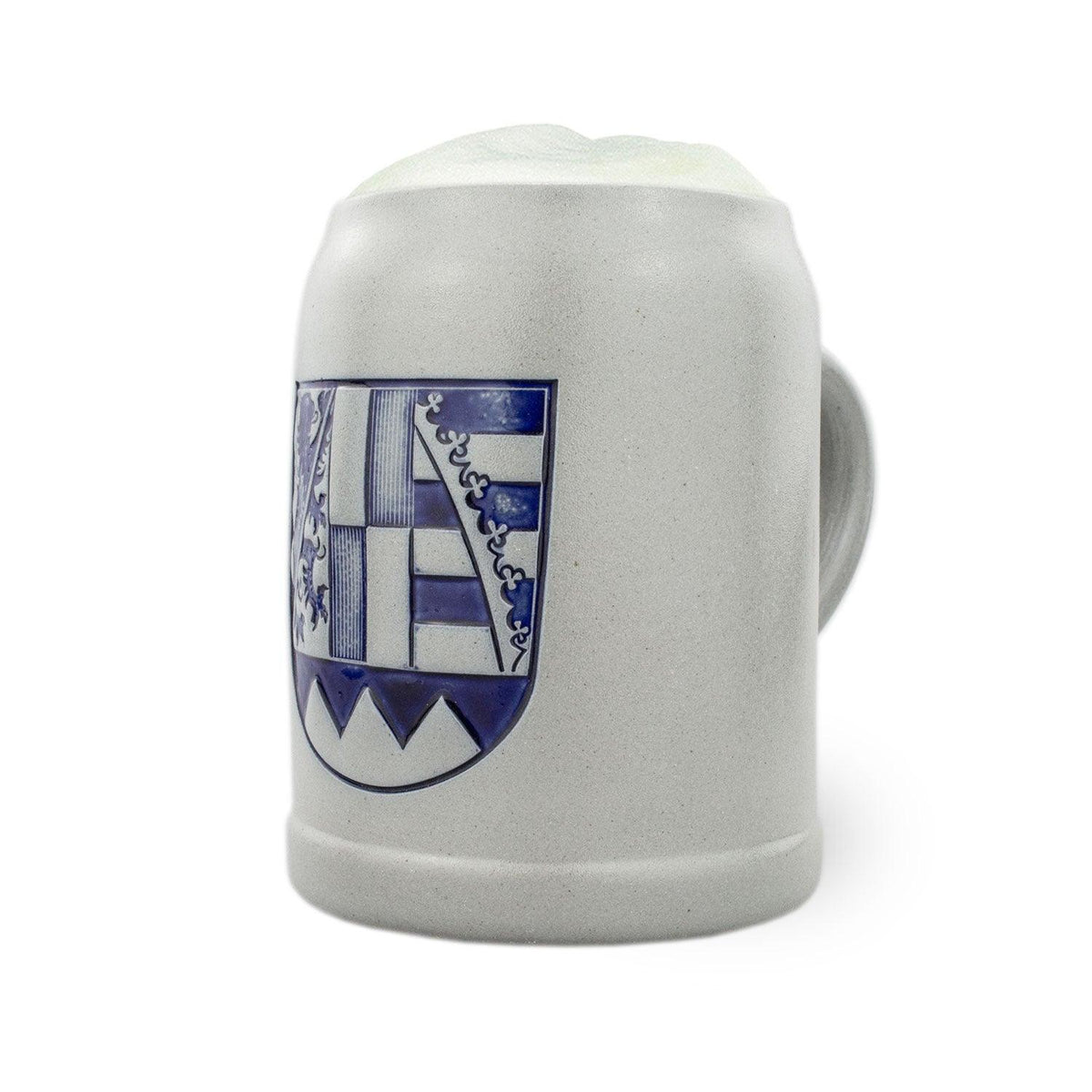 PREMIUM Bierkrug Oberfranken aus grauem Steingut mit blauem Wappen und gefüllt mit Bierschaum.