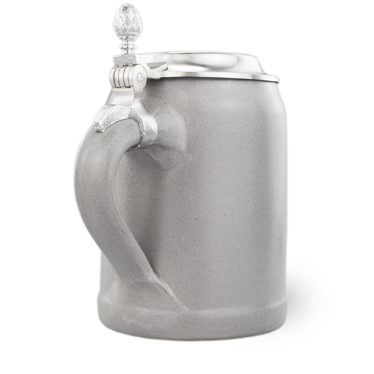 Grauer PREMIUM Bierkrug Schwaben mit strukturiertem Keramik-Look und edlem Metalldeckel in Nahaufnahme.