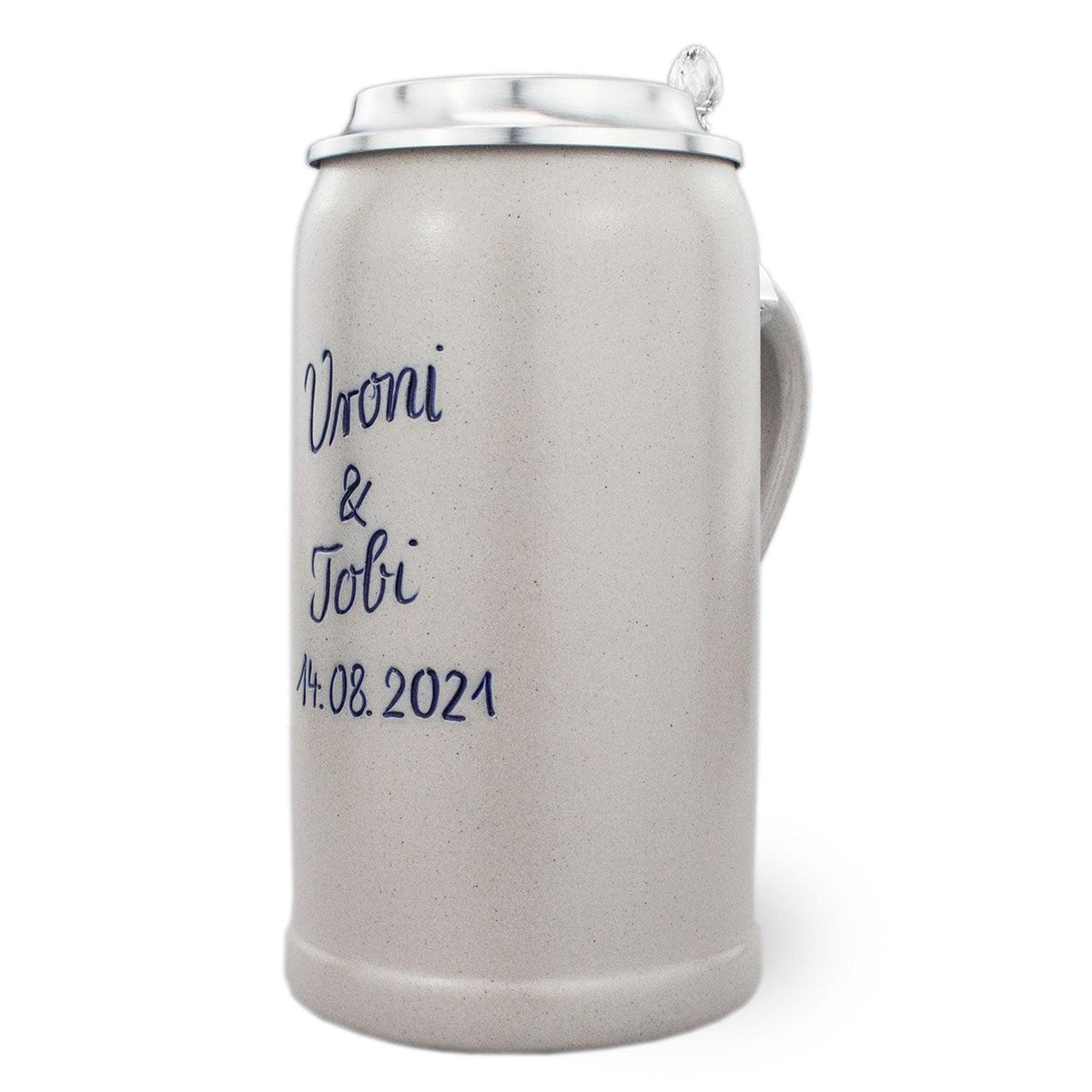 PREMIUM Bierkrug Steinkrug mit personalisierter blauer Gravur für Vroni & Tobi und Datum 14.08.2021, silbernem Zinndeckel und Henkel.