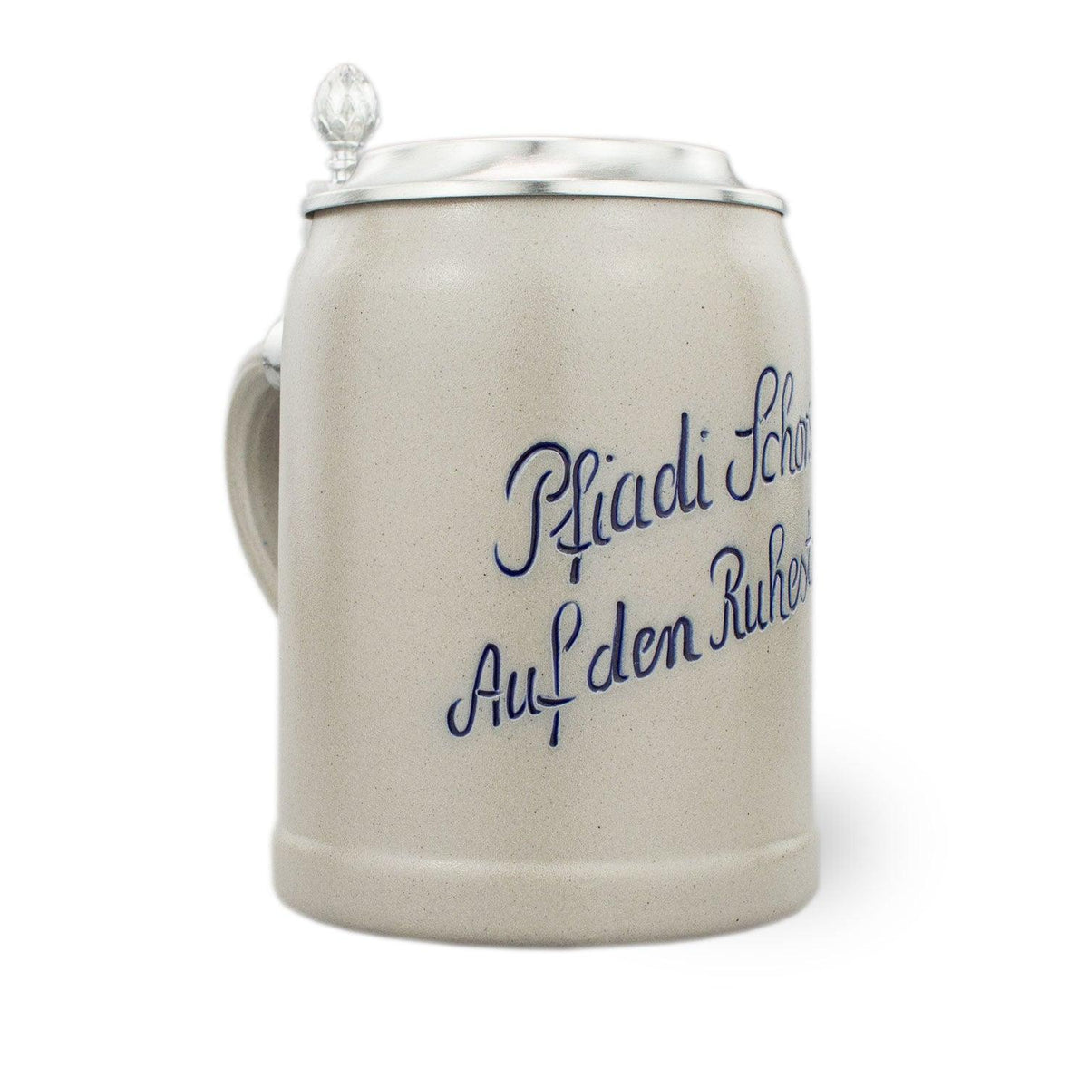 PREMIUM Steinkrug Bierkrug mit Zinndeckel und blauem Spruch "Pfiadi Schön Auf den Ruhet" auf weißem Hintergrund.