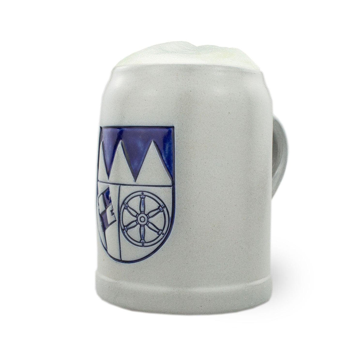 PREMIUM Bierkrug Unterfranken, steinzeugfarbener Krug mit blauem Wappen und frischem Bierschaum am Rand.
