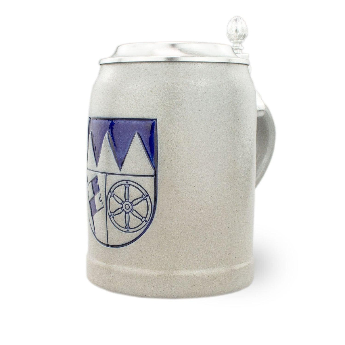 Premium Bierkrug Unterfranken aus Steingut mit blauem Wappen und ornamentalem Zinndeckel.