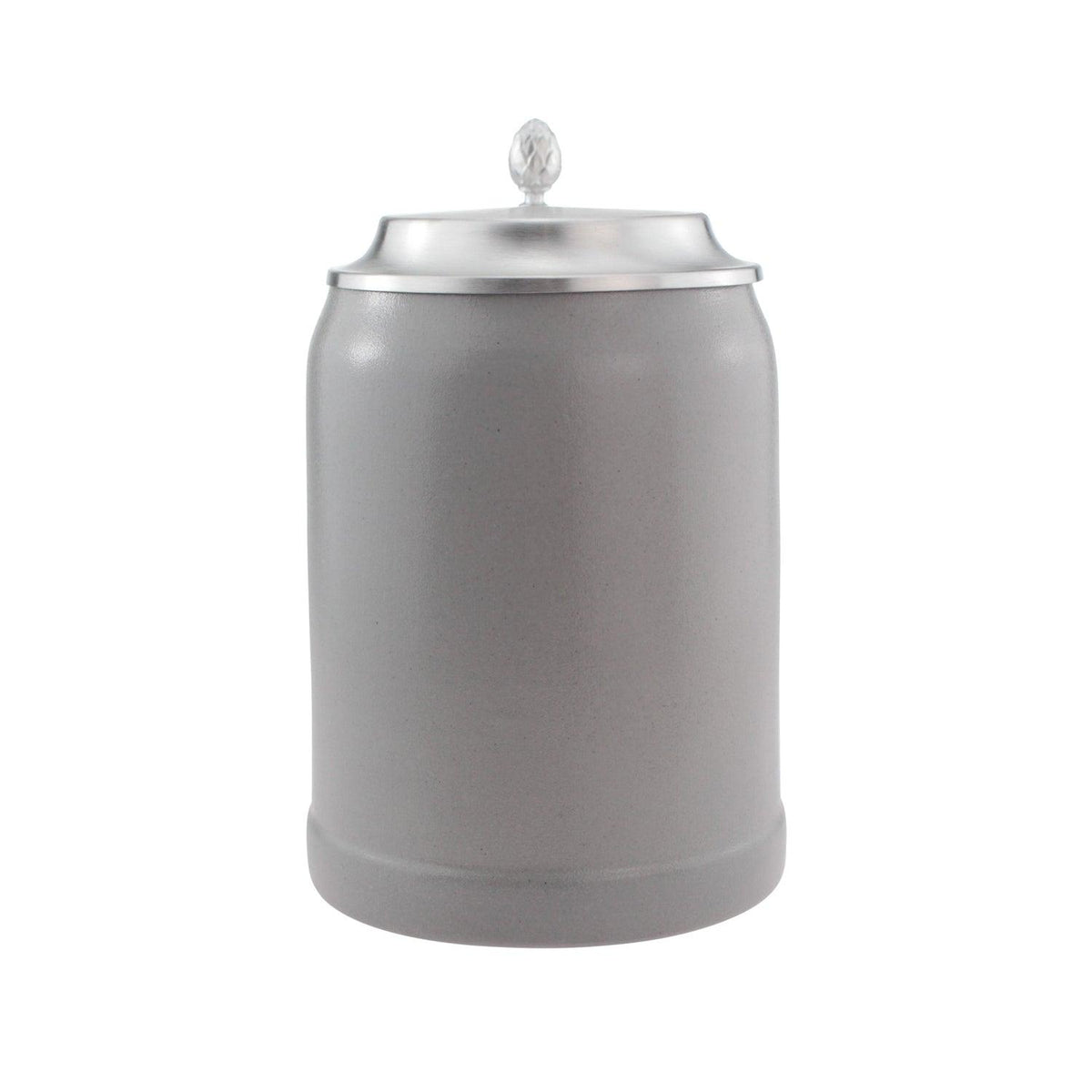 Grauer Keramik Bierkrug mit schlichtem Design und ornamentalem Zinndeckel.