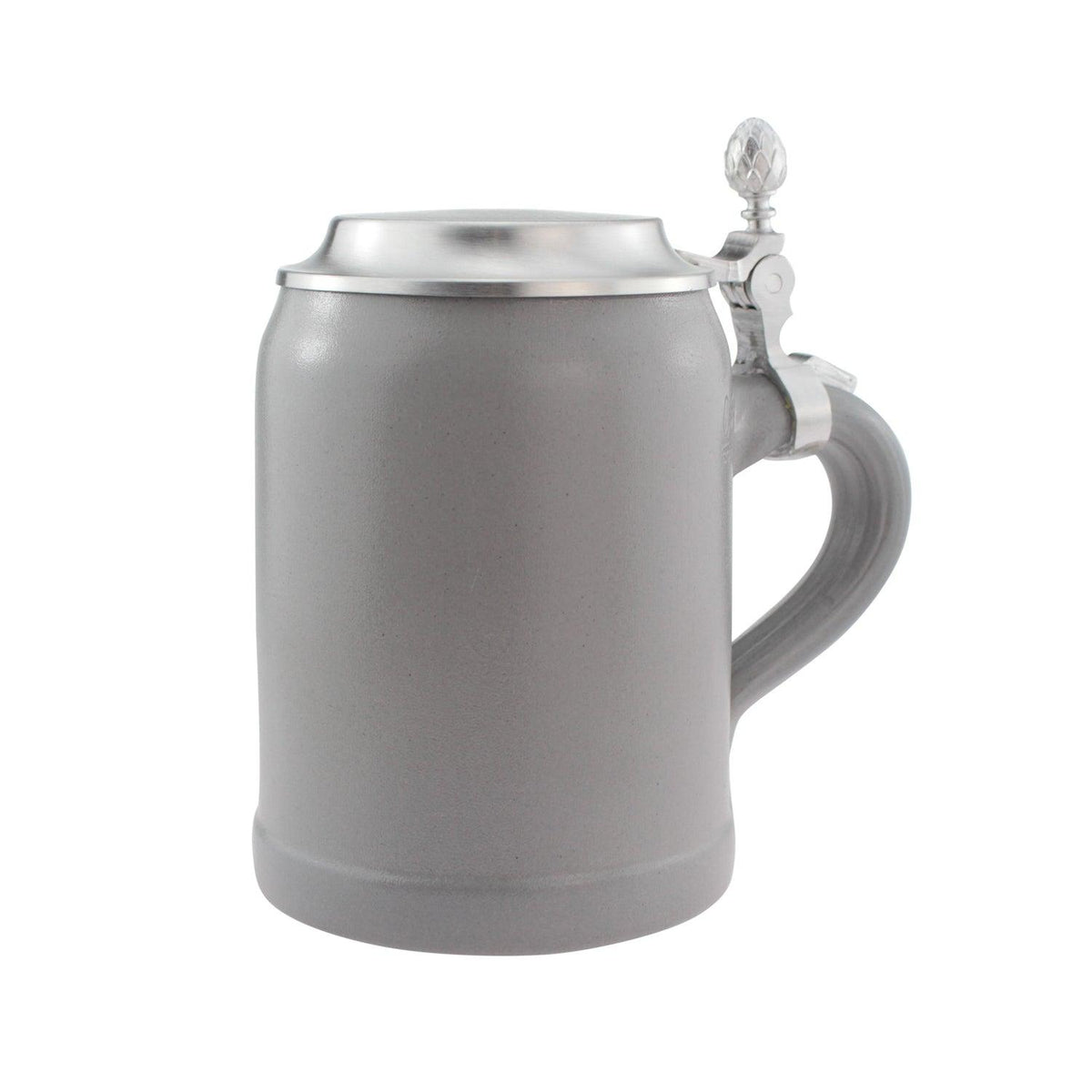 Grauer Steingut-Bierkrug mit mattem Finish und einem Zinndeckel im Artischocken-Design, ergonomischer Henkel.