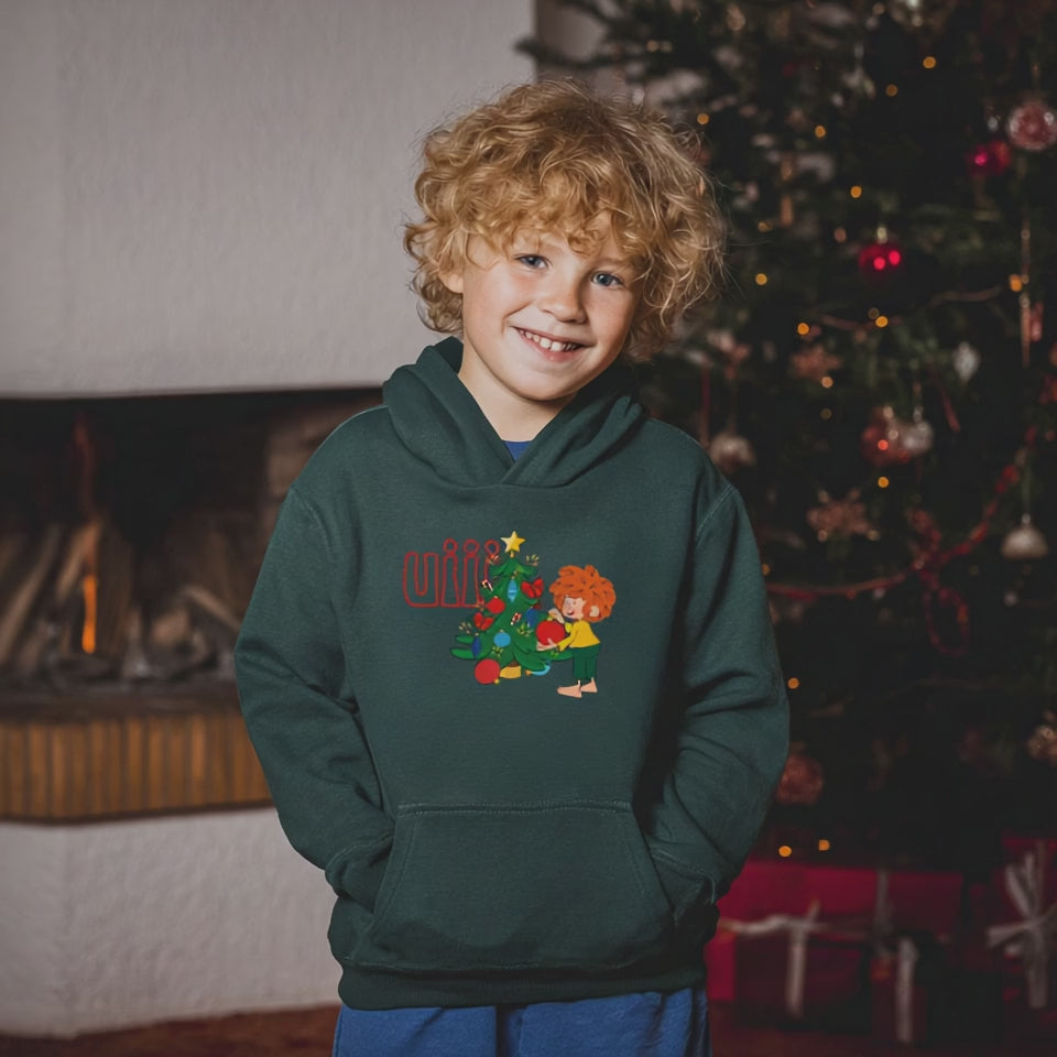 Video: Junge im Pumuckl Kinder Hoodie „uiii Weihnachten“ vor Kamin und Christbaum