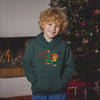 Video: Junge im Pumuckl Kinder Hoodie „uiii Weihnachten“ vor Kamin und Christbaum