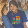 Lachendes Mädchen in blauem ®Pumuckl Kinder T-Shirt "Meisterwerk" mit vier Comic-Motiven des Kobolds.
