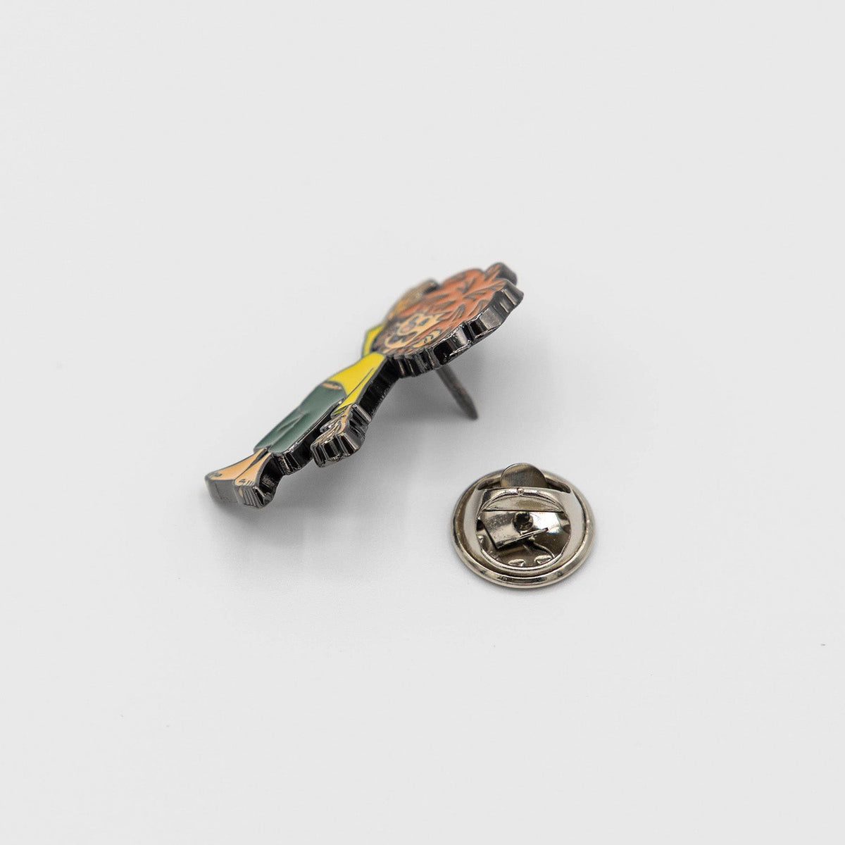 Pumuckl Servus Pin, detailreiche Anstecknadel mit Sicherheitsverschluss, Draufsicht