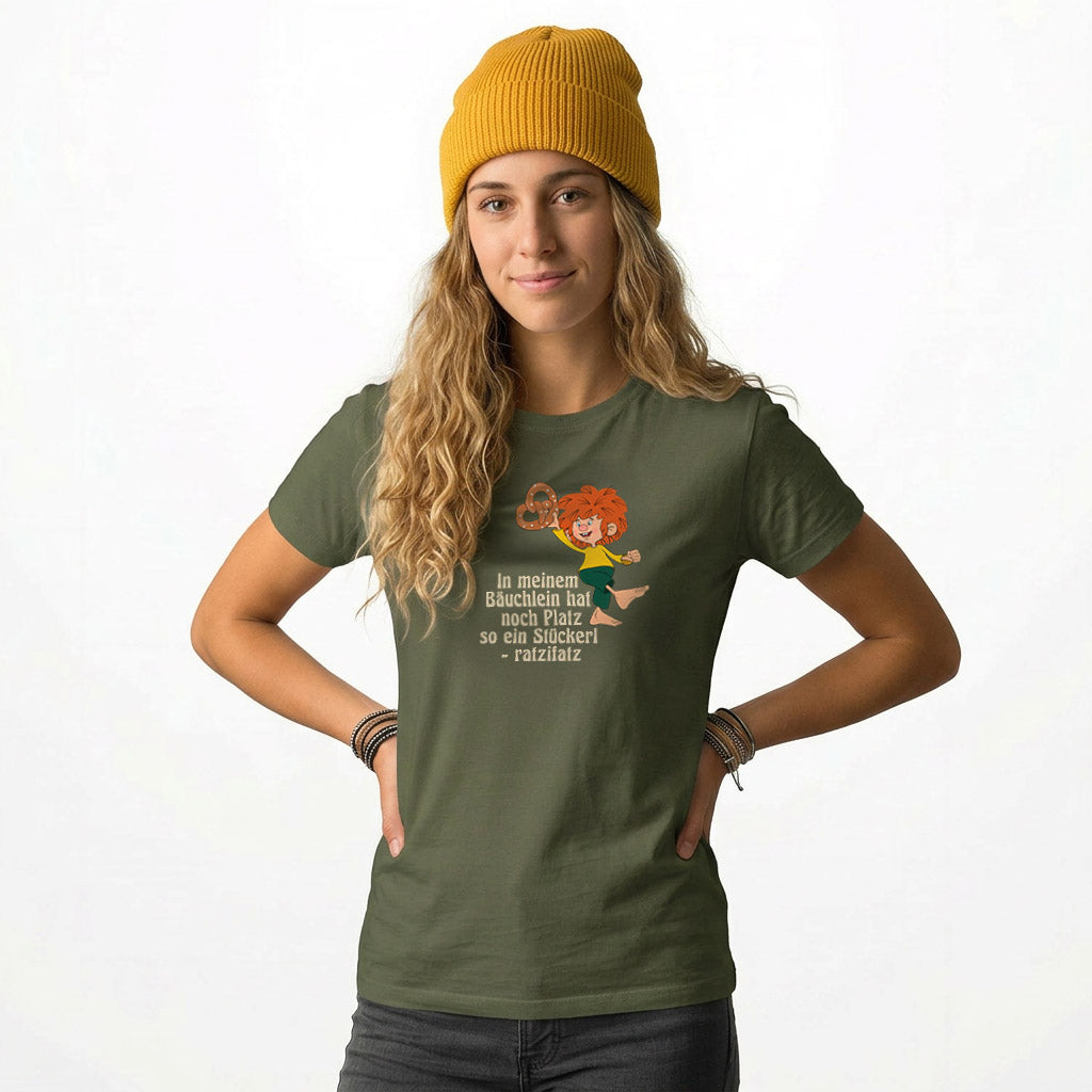 Frau mit Locken im olivgrünen Pumuckl Damen-Shirt mit Brezn-Motiv und gelber Mütze
