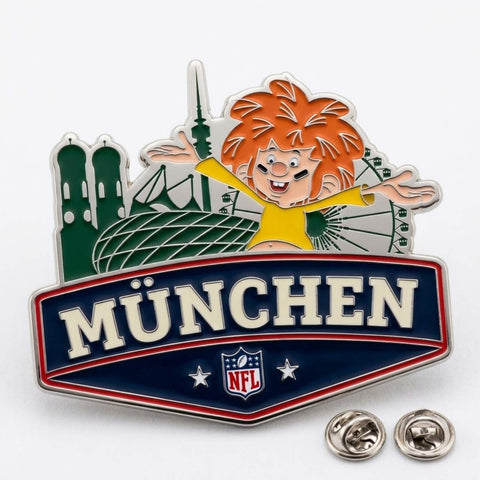 NFL x Pumuckl Pin München – Emaille-Anstecker: Pumuckl über Frauenkirche, Olympiaturm, Allianz Arena und Riesenrad, darunter „MÜNCHEN“ mit NFL-Logo, mit Schmetterlingsverschluss