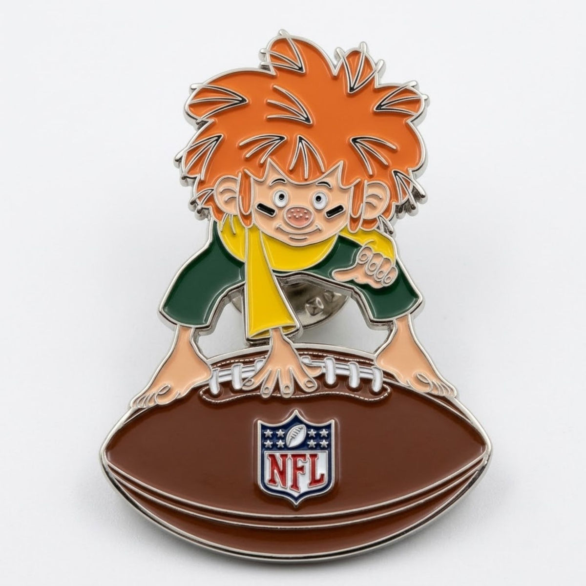 NFL x Pumuckl Pin „Touchdown“ – Emaille-Anstecker: Pumuckl stützt sich auf einen braunen Football mit NFL-Logo, Fan-Pin zum NFL Munich Game 2026