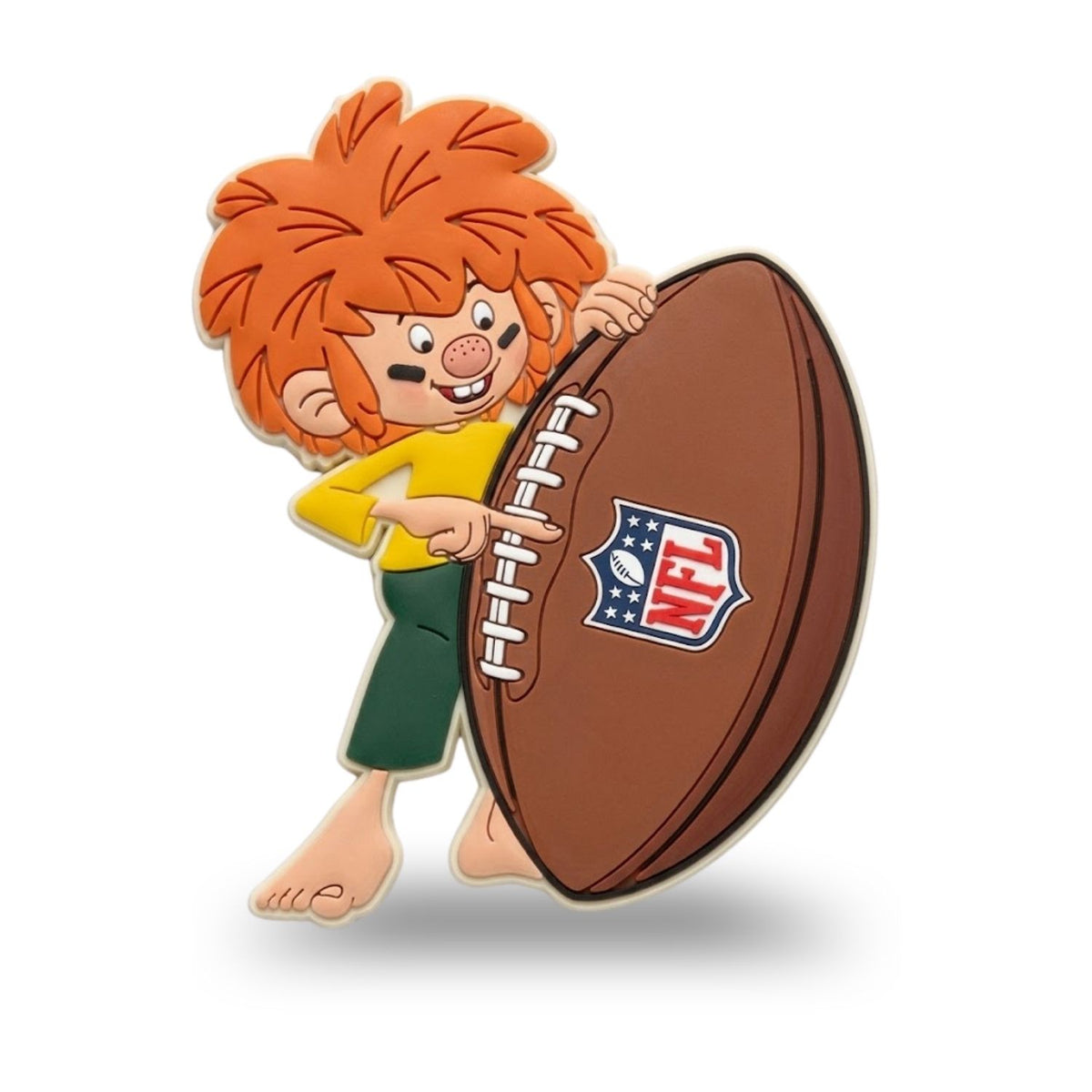 NFL x Pumuckl Kühlschrankmagnet Football – barfüßiger Pumuckl im gelben Hemd hält einen großen Football mit NFL-Logo