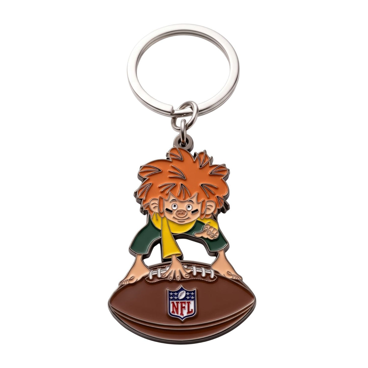 NFL x Pumuckl Schlüsselanhänger – Pumuckl stützt sich auf einen braunen Football mit NFL-Logo, emailliertes Metall mit Schlüsselring