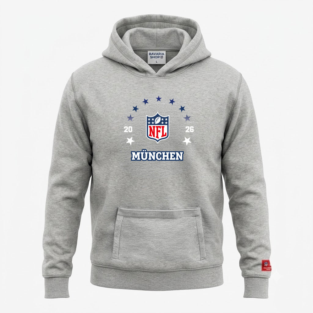 NFL x Pumuckl Hoodie Football in Grau – Vorderseite mit NFL-x-München-Logo, Aufdruck 20 26 mit Sternen