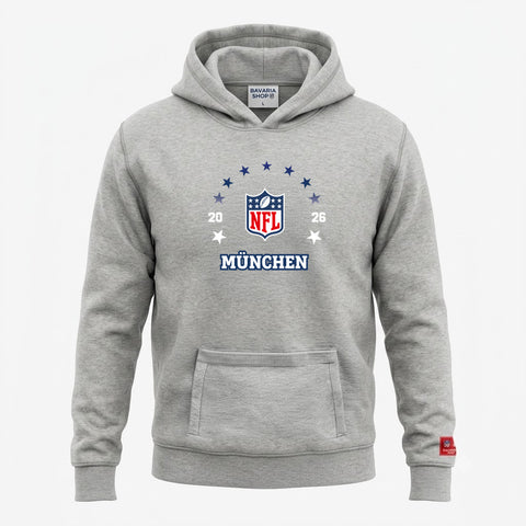 NFL x Pumuckl Hoodie Football in Grau – Vorderseite mit NFL-x-München-Logo, Aufdruck 20 26 mit Sternen