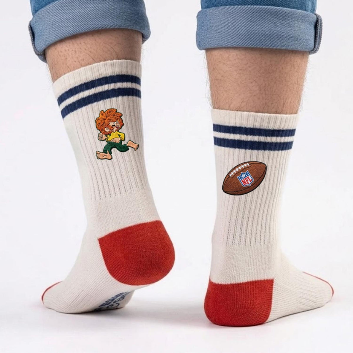 NFL x Pumuckl Socken getragen: cremeweiße Tennissocken mit dunkelblauen Streifen, roter Ferse und Spitze – links gestickter Pumuckl mit Football, rechts gestickter Football mit NFL-Logo