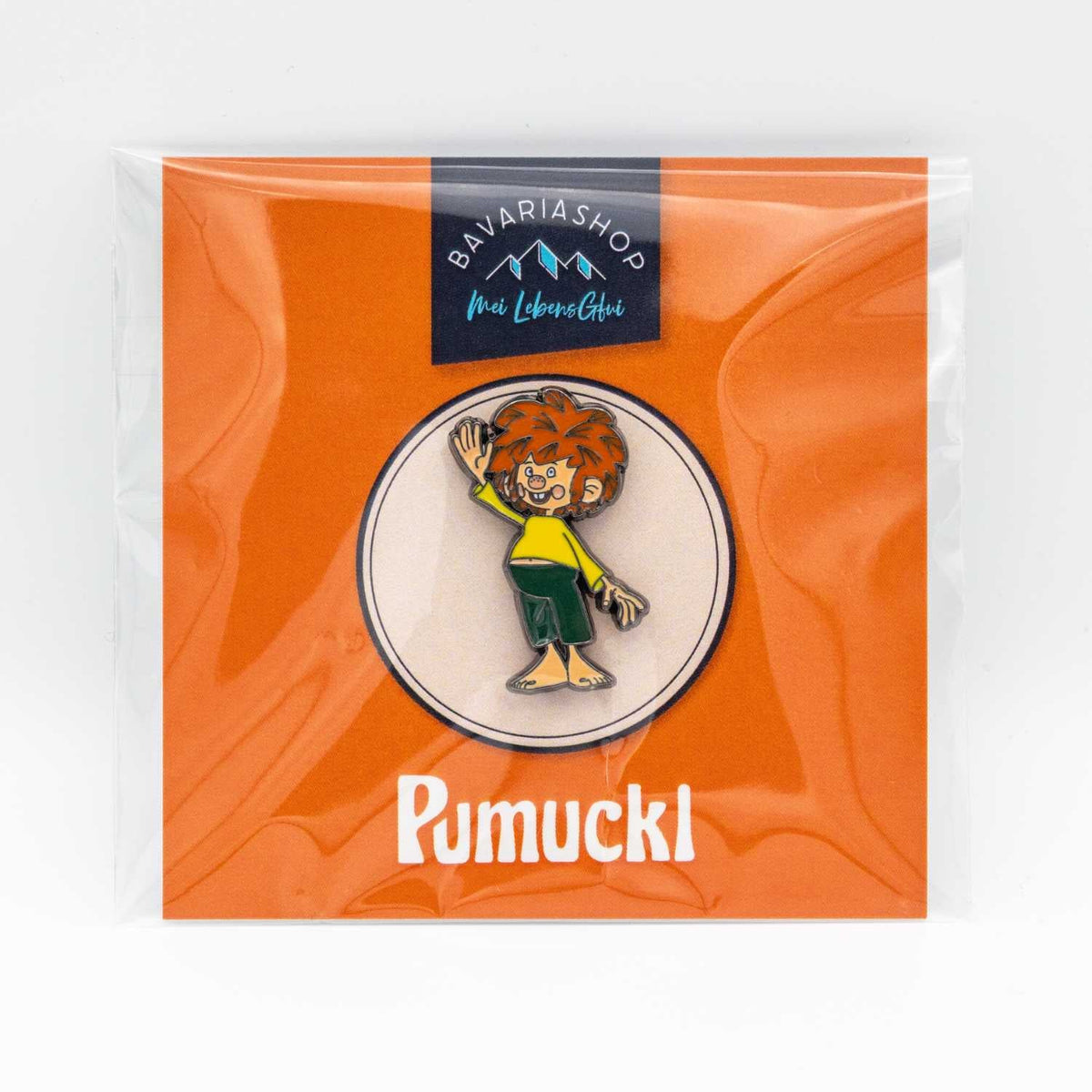 ®Pumuckl Servus Pin auf orangefarbenem Hintergrund, detaillierte Abbildung des Kobolds.