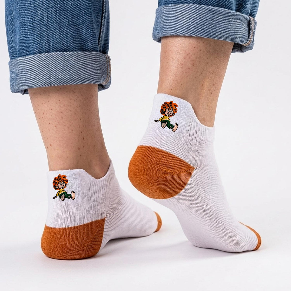 Pumuckl Socken Damen & Herren von hinten: kurze weiße Sneaker Socken mit gesticktem Pumuckl an der Ferse und orangefarbener Ferse
