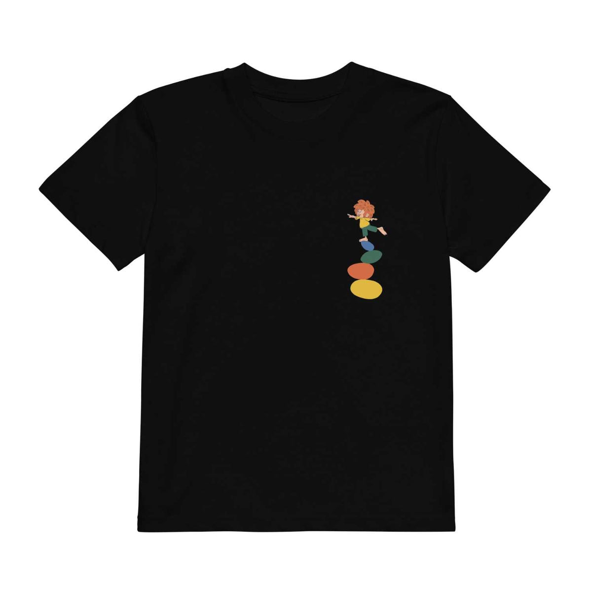 Schwarzes Pumuckl Kinder T-Shirt Balance mit farbenfrohem Motiv des Kobolds auf gestapelten Steinen.