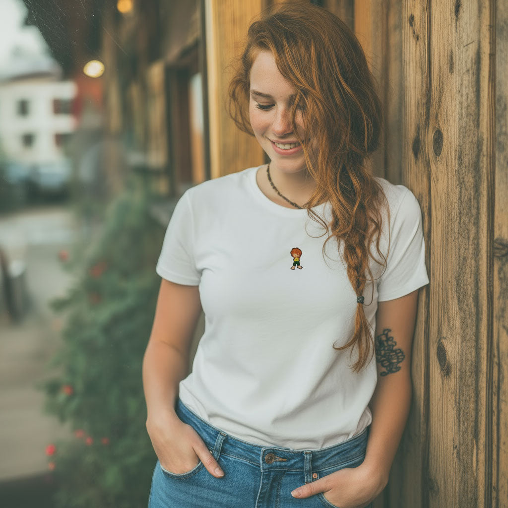 Lachende Frau mit roten Zöpfen im weißen Pumuckl T-Shirt Damen „Grantla“ mit gewebtem Pumuckl-Label