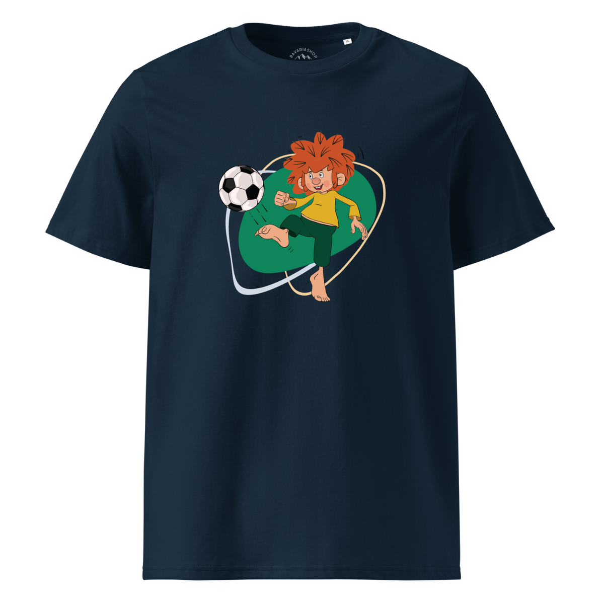 Dunkelblaues Herren T-Shirt mit farbigem Pumuckl-Motiv, der einen Fußball kickt, für Fans der Zeichentrickfigur.