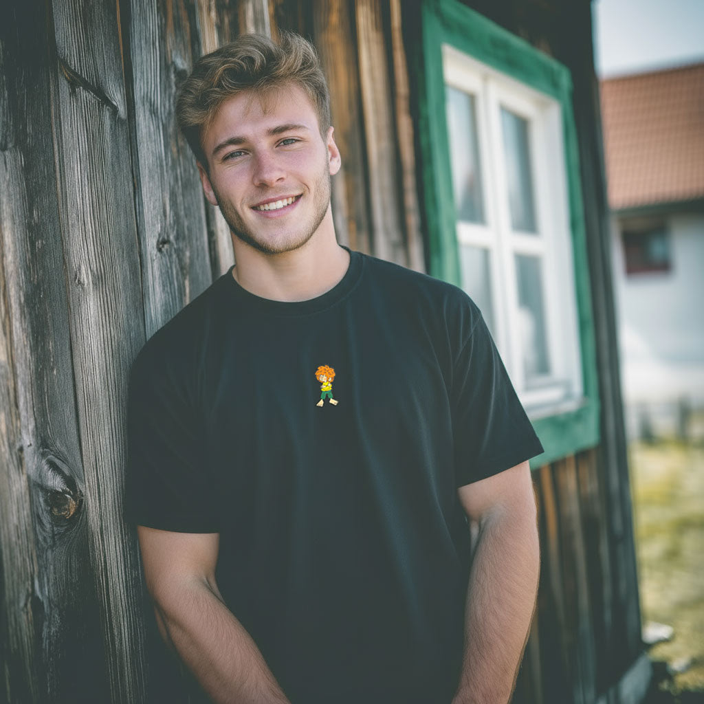 Lachender Mann im schwarzen Pumuckl T-Shirt Herren „Grantla“ mit gewebtem Pumuckl-Label auf der Brust