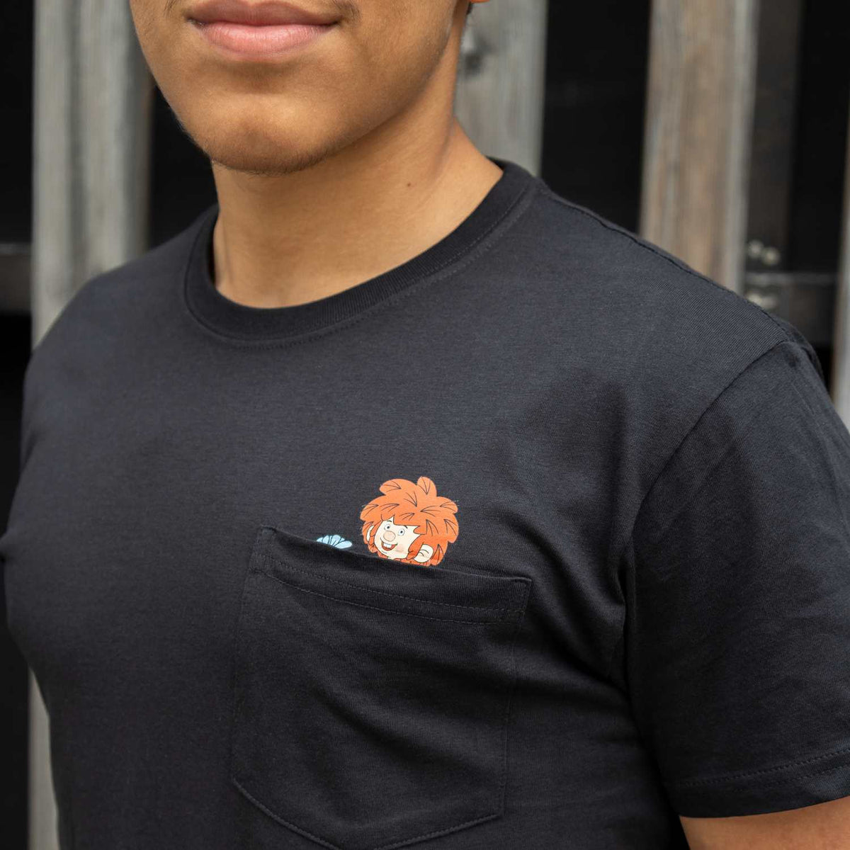 Detailansicht der Brusttasche am Pumuckl T-Shirt Schabernack mit rothaarigem Kobold