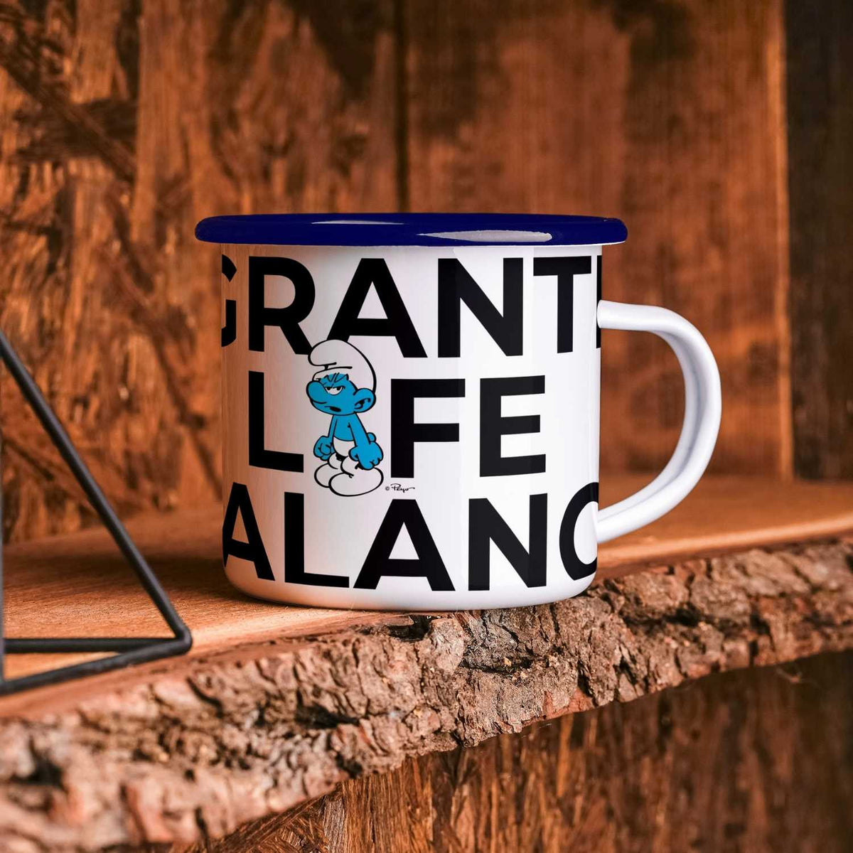 Die Schlümpfe Emailletasse Grantl life balance, weiß mit blauem Rand und Grantl Schlumpf Motiv.