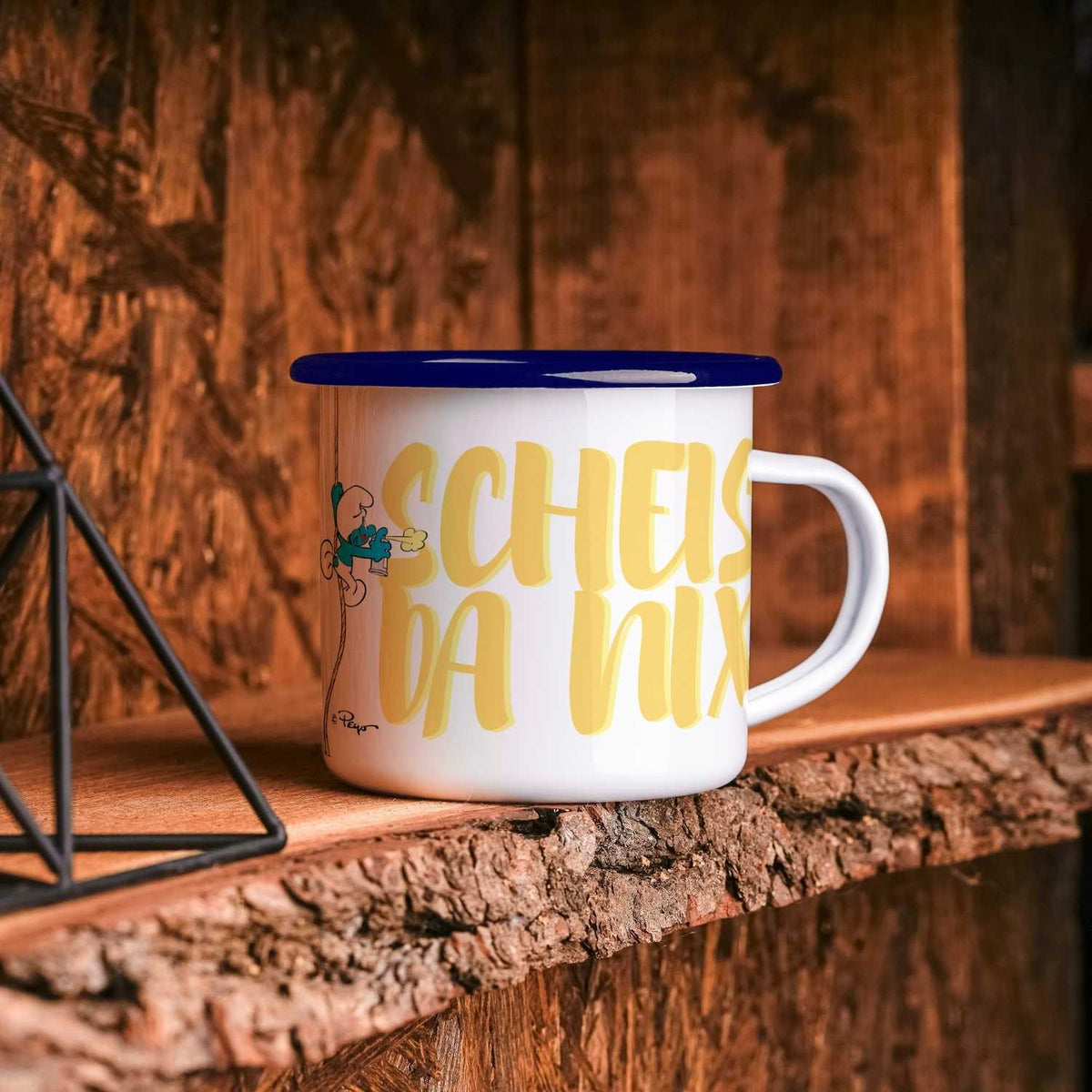 ®Die Schlümpfe Emailletasse Scheiss da nix auf Holzregal, weiß mit blauem Rand und gelbem Schriftzug