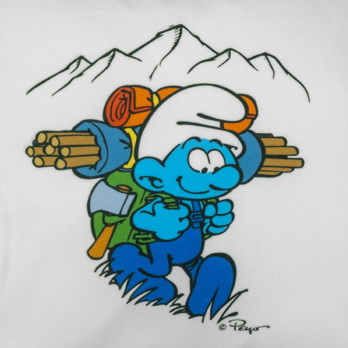 Glücklicher Schlumpf mit Rucksack und Holzstämmen wandert mit Bergen im Hintergrund, ideal für Bergnarrisch Kuschelkissen.