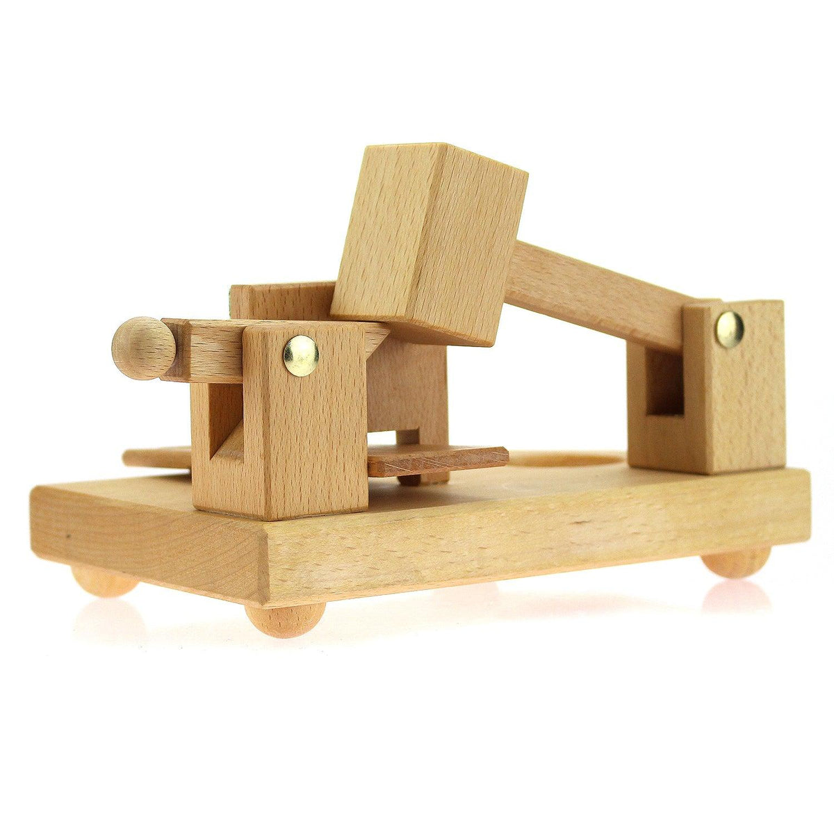 Nussknacker-Spielzeug aus hellem Holz mit Hammer und Plattform auf vier kleinen Kugelfüßen, traditionell.