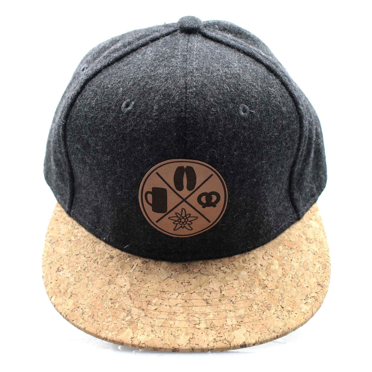 Dunkelgraue Snapback Cap mit Kork-Visor und bayerischem Patch: Edelweiß, Maßkrug, Brezn & Weißwurst.