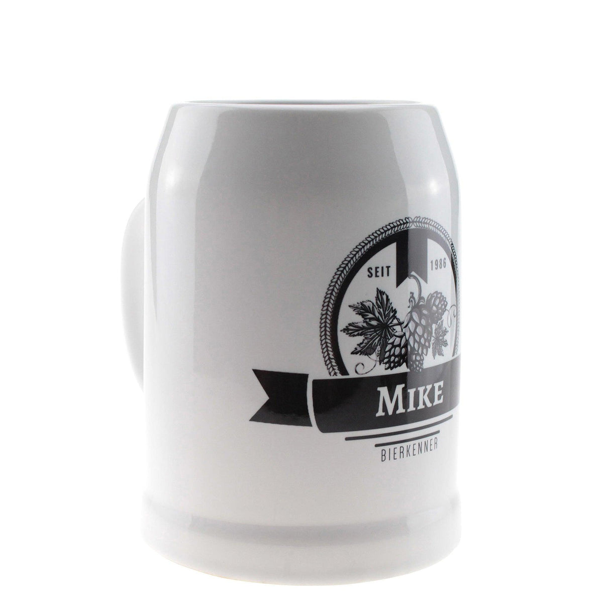 Weißer Keramik-Bierkrug mit schwarzem "Mike Bierkenner"-Logo, Hopfen- und Eichenlaubmotiv, seit 1986.