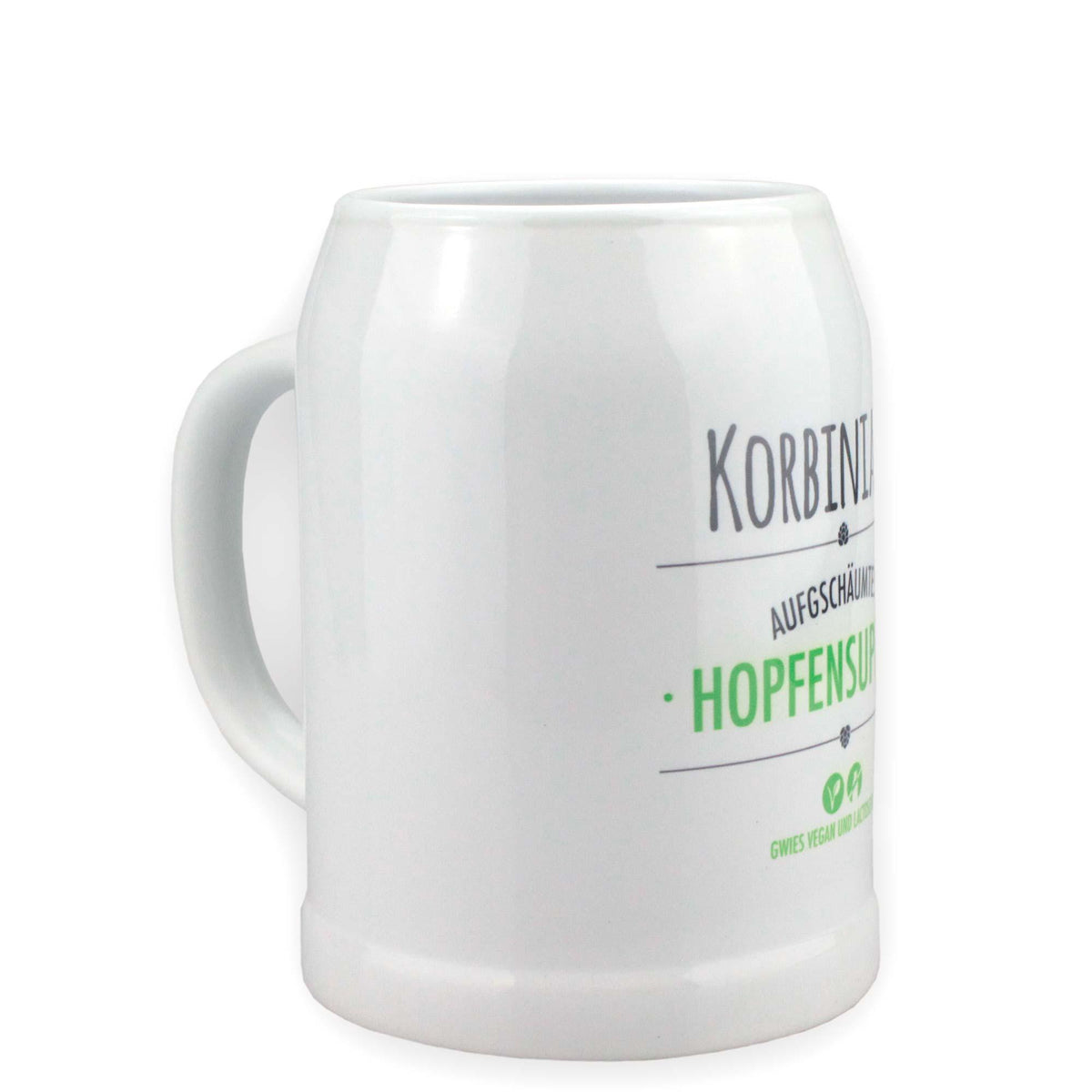 Weißen Bierkrug mit Aufschrift "Korbinian Aufgeschäumte Hopfensuppe" in Grau und Grün, dazu der Hinweis "Vegan und Laktosefrei".