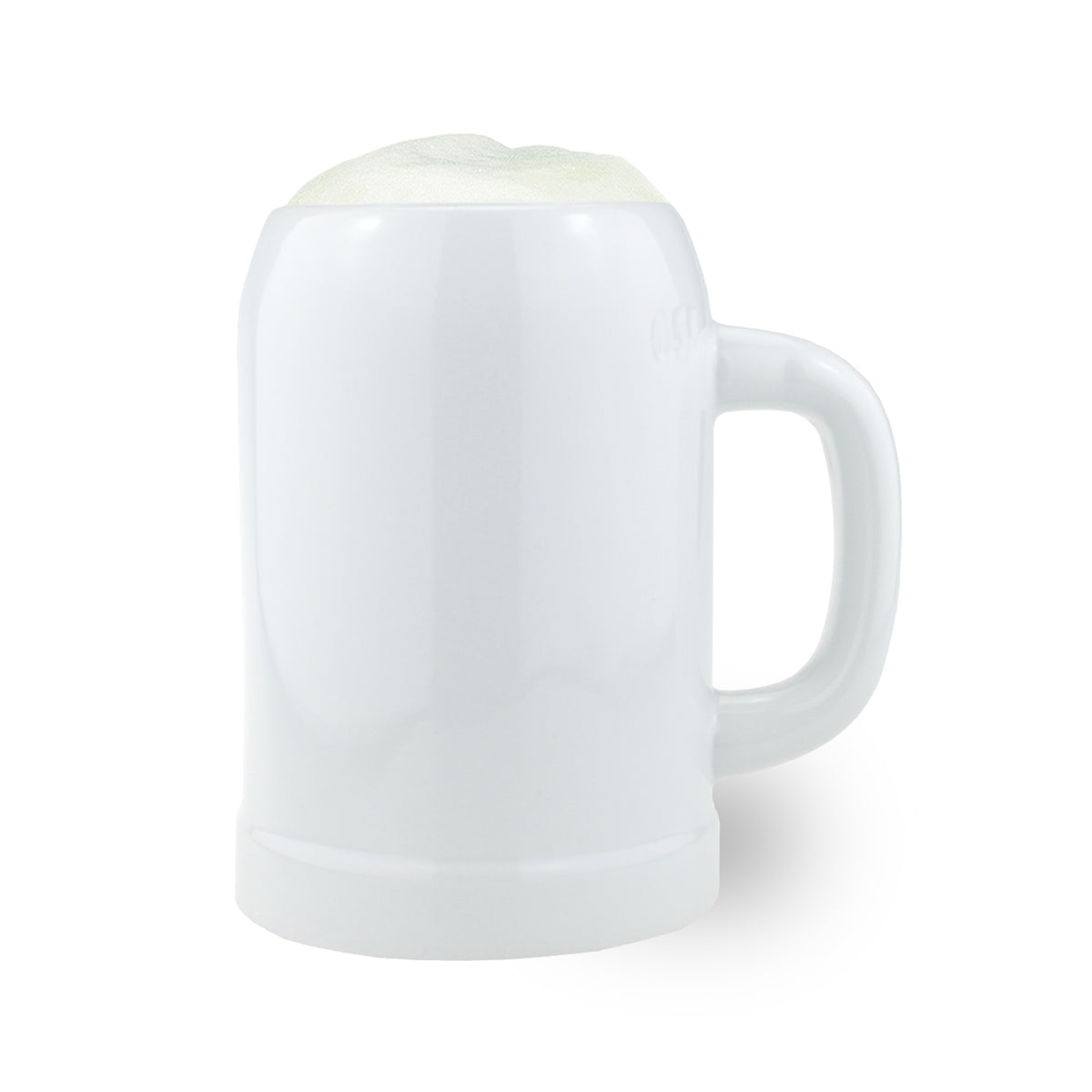 Weißer Keramik-Bierkrug mit Griff, personalisierbar für Wunschname, gefüllt mit leicht schäumendem Getränk.