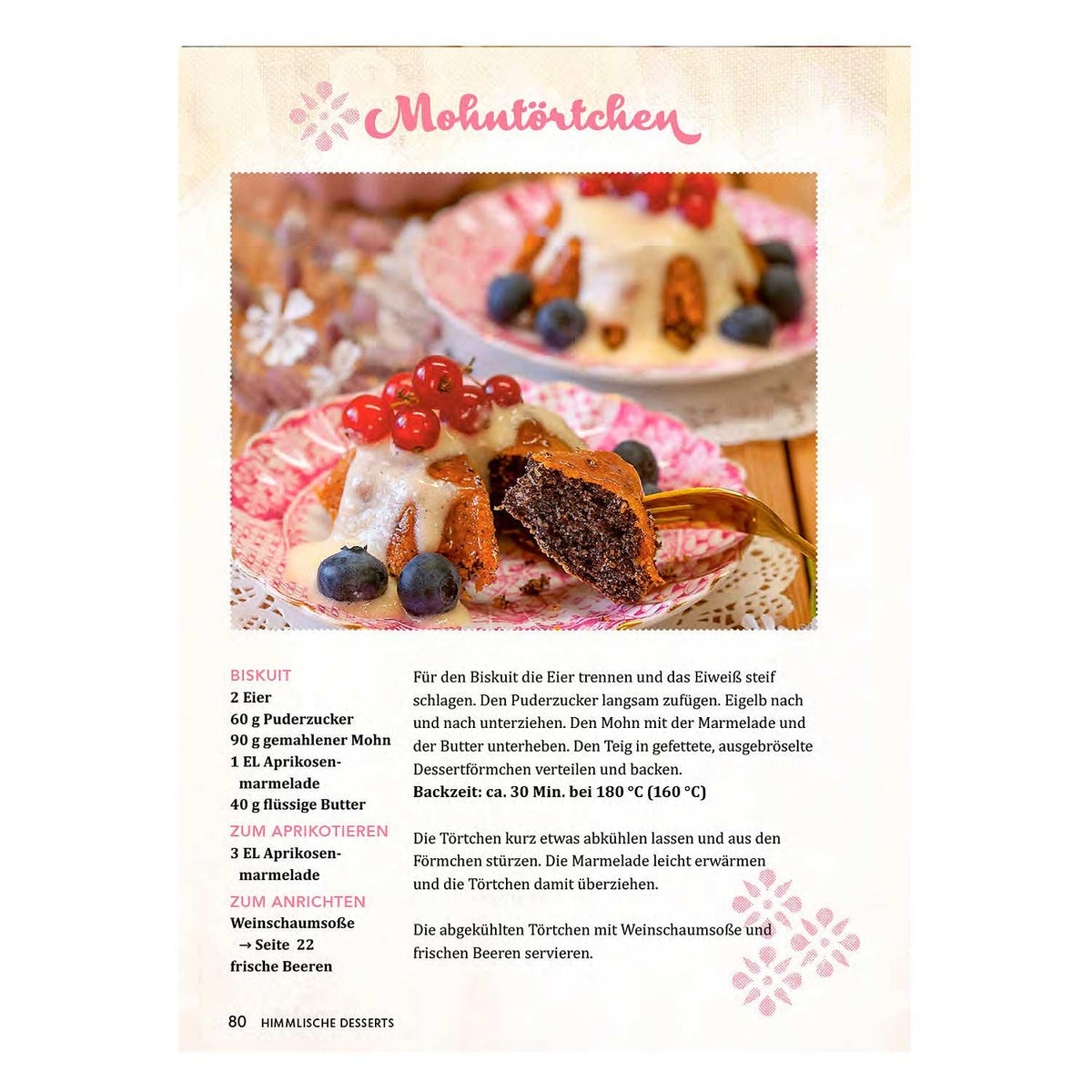 Süße Alpenküche: Mohntörtchen mit cremiger Soße, frischen Johannisbeeren und Heidelbeeren auf Teller.